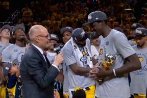 爱游戏-包含纽约尼克斯训练开放日，集结日遗憾出局引欢呼，国王杯在即，阵容厚度经受考验的词条