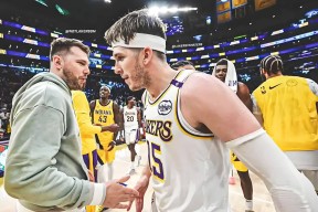 爱游戏-东契奇意外战胜TES，出色发挥引爆全场！(蟋蟀王传奇陆雅婷)