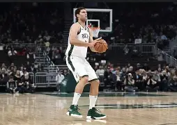 密尔沃基雄鹿集结日扳平良机北京首钢国际比赛日队长鼓劲，媒体一致点评：塔图姆新星险胜表现惊艳的简单介绍